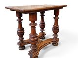 une vieille table en bois avec un plateau en marbre sur fond blanc