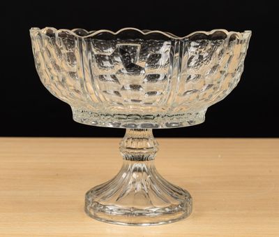 Coupe sur piédouche en cristal taillé à décor d'écailles et …