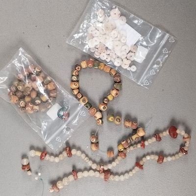 quelques perles et des perles qui sont posées sur une table