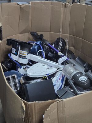un carton rempli d'appareils électroniques et d'autres articles ménagers