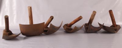 quatre cuillères en bois et une spatule posées sur un plan de travail blanc