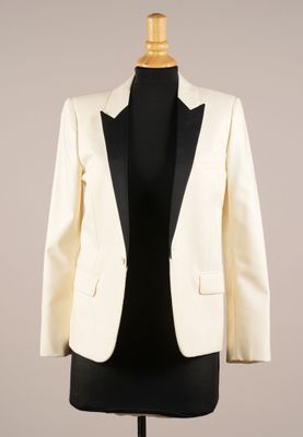 une photo d'une veste blanche sur un mannequin, un mannequin, un mannequin, un mannequin, un mannequin, un mannequin, un mannequin, un mannequin