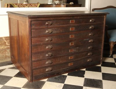 une commode en bois posée sur un sol à carreaux noirs et blancs