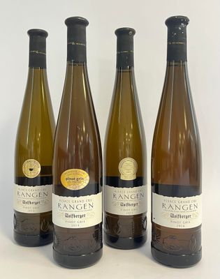 quatre bouteilles de vin sont alignées sur une table