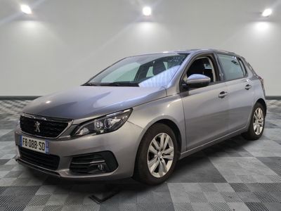 la voiture grise est garée dans une pièce au sol en damier