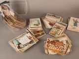 un lot de cartes posées sur une table