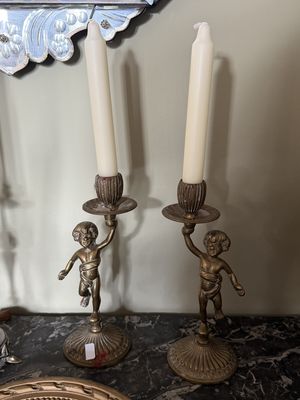 trois bougies posées sur une table devant un miroir