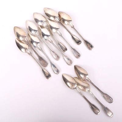 plusieurs cuillères et cuillères à soupe posées sur une surface blanche