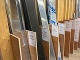Il y a beaucoup de types différents de fenêtres et de portes dans cette pièce.