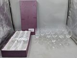 plusieurs verres à vin vides et une boîte de verres à vin vides