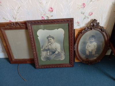 trois photos encadrées représentant une femme assise sur une chaise