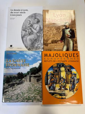 trois livres sont posés sur une table les uns à côté des autres