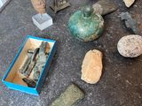de nombreux objets posés sur la table et une boîte par terre