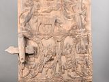 une vieille porte en bois ornée de sculptures représentant des animaux et des personnages