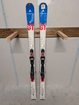 une paire de skis posée sur une étagère dans une pièce