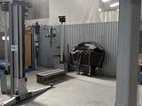 une photo d'un garage rempli de matériel