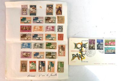 une photo d'une carte postale et une carte postale sur laquelle sont collés des timbres