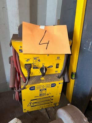 une boîte jaune surmontée d'un panneau