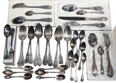 un lot de cuillères et fourchettes en argent dans une boîte