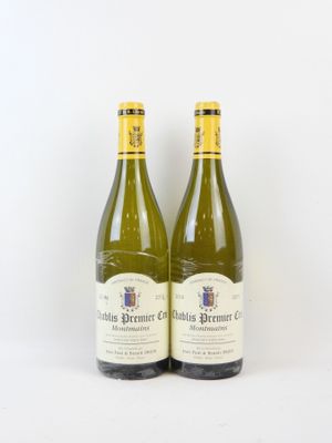 deux bouteilles de vin blanc posées l'une à côté de l'autre sur une surface blanche