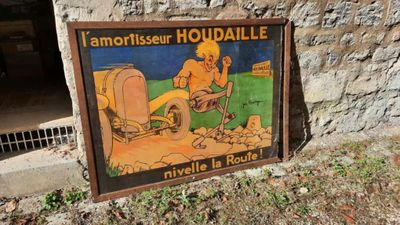 une pancarte apposée sur le flanc d'un mur de pierre sur laquelle on peut lire « Amontisseer Houdaille »