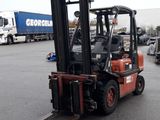 un chariot élévateur garé sur un parking