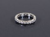 gros plan d'une bague en diamant sur une surface noire