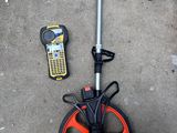 un détecteur de métaux et un téléphone portable par terre