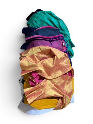 un tas de vêtements posé sur une surface blanche