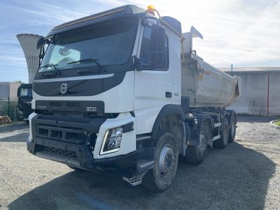 un camion blanc garé dans un parking