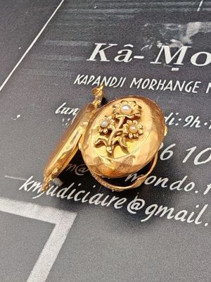 un cadenas doré sur lequel est représentée une femme