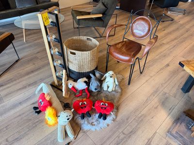 les nombreuses peluches qui traînent par terre dans la pièce