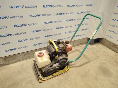 une petite machine posée sur le sol