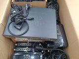 une boîte remplie de matériel électronique qui s'y trouve