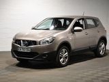 Nissan QX-V, un SUV exposé dans un showroom au sol en damier