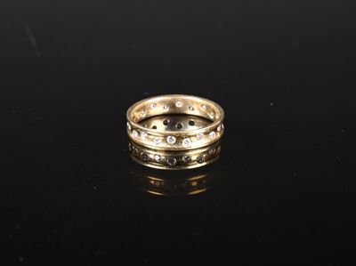 une bague en or avec des diamants sur une surface noire