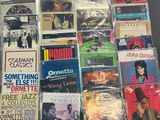 de nombreux types de disques vinyles sur la table