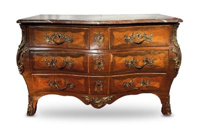 une image d'une commode avec un plateau en marbre