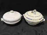 deux assiettes blanches et bleues sur fond noir