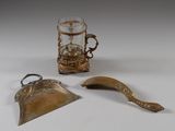 deux morceaux de métal et un verre posés sur une table