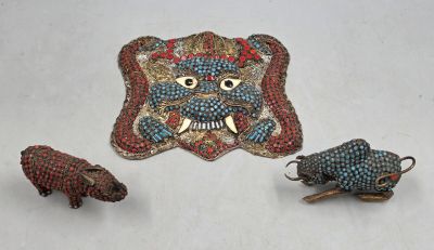 trois œuvres d'art posées sur une table