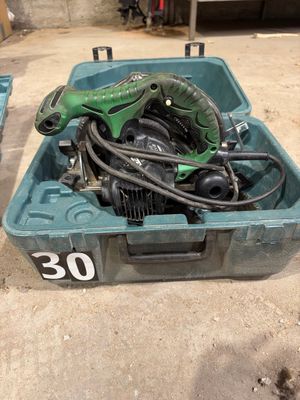 une boîte verte posée par terre, contenant un moteur