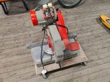 une petite machine posée sur un plancher en bois