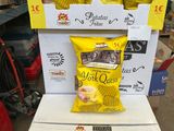 Dans un magasin, des paquets de chips sont empilés les uns sur les autres