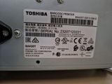un gros plan sur une étiquette Toshiba au dos d'un ordinateur
