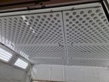 un plafond percé de trous au milieu