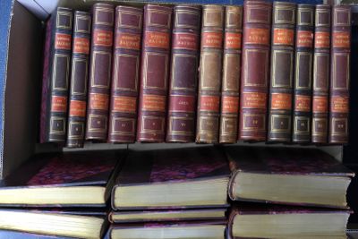 une boîte remplie de vieux livres posée sur une table