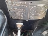 un gros plan d'une moto avec une plaque métallique à l'avant