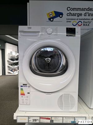 une machine à laver exposée dans un magasin