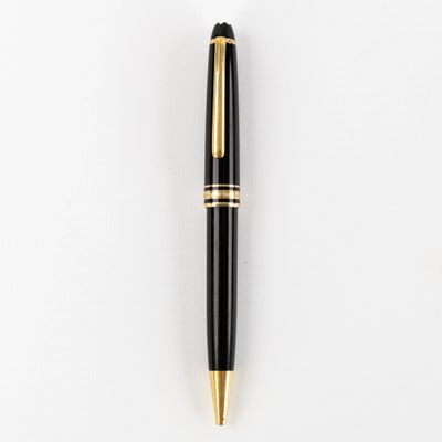 le stylo est noir et doré sur le fond blanc
